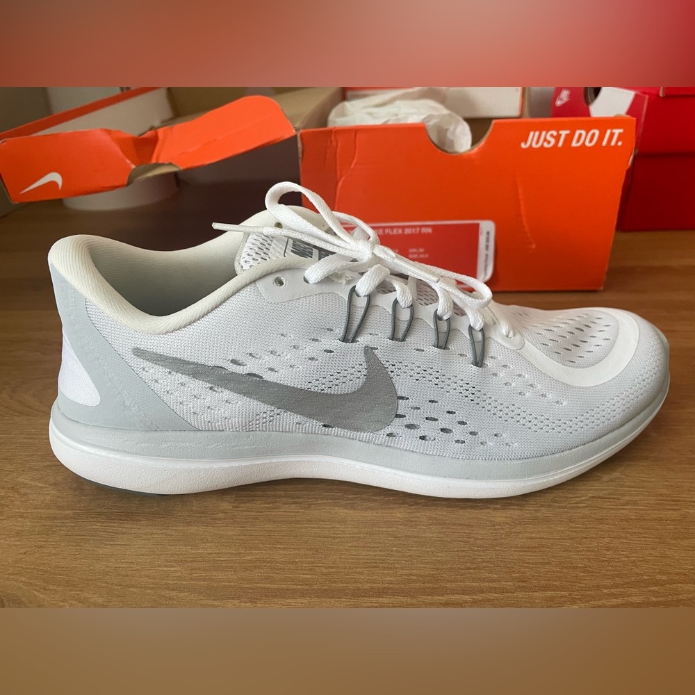 Nike Flex 2017 RN Sneaker White / Metalic Silver with Silver Swoosh
